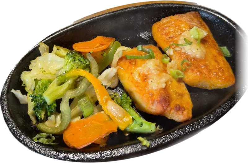 Salmão grelhado com legumes na chapa de ferro